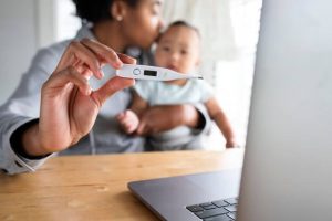 mãe com filho em telemedicina