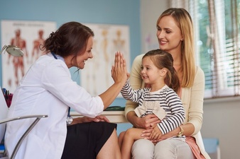 médica com mãe e filha práticas de medicina integrativa