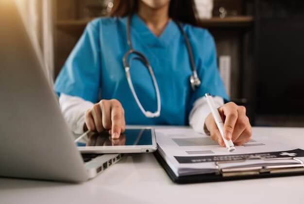 médica com notebook e tablet telemedicina