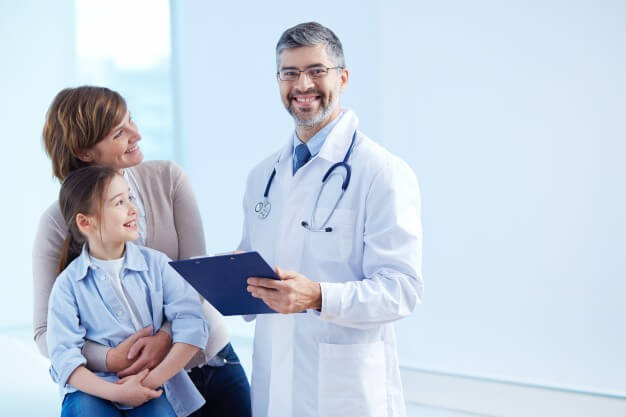 médico, mãe e filho práticas de medicina integrativa