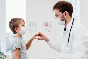 médico praticando humanização na saúde