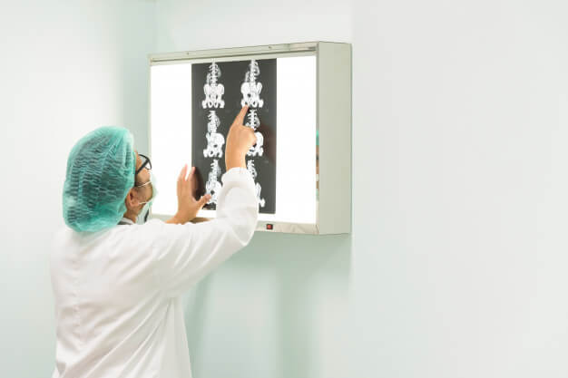 médica analisando radiologia digital