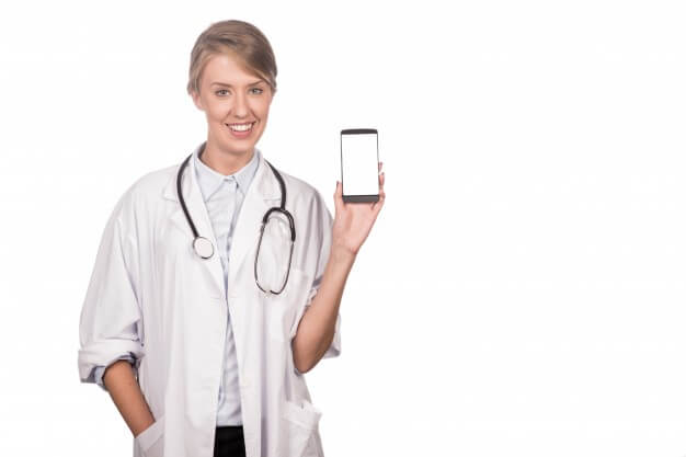 médica com celular marketing medico