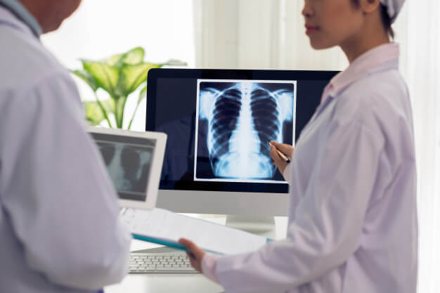 médica mostrando radiologia digital