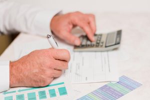 médico calculando Investimento para médicos