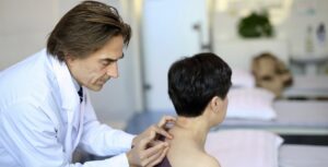 clinica medica medico examinando