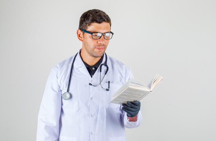 livros de medicina medico lendo