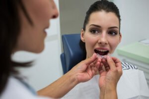 ortodontia dentista colocando aparelho
