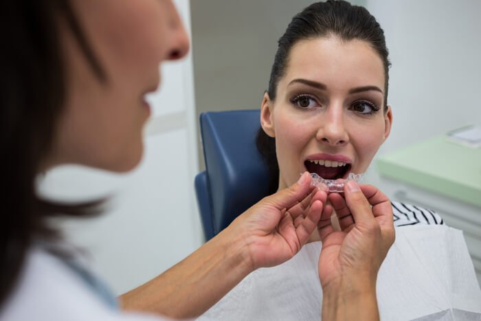 ortodontia dentista colocando aparelho