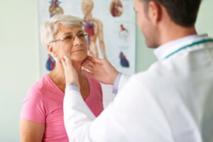 endocrinologia e metabologia medico examinando paciente