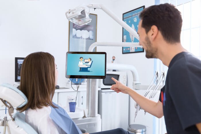 software odontologico paciente olhando monitor