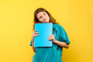 temas tcc medicina estudante mulher segurando papel