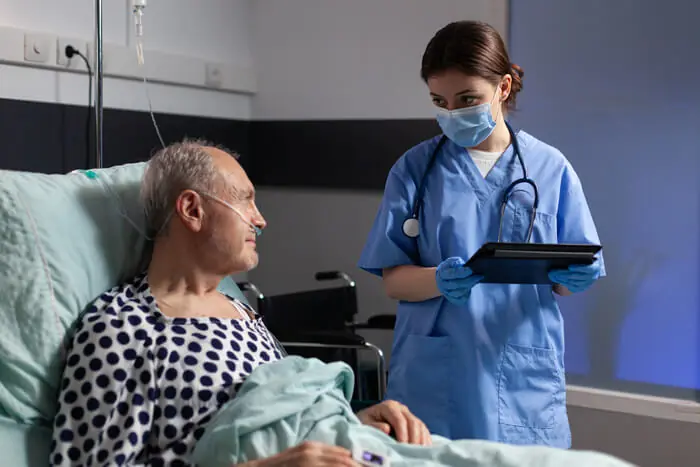 geriatria medica atendendo paciente