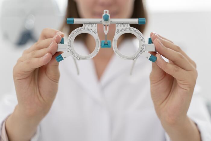 oftalmologia medica segurando aparelho