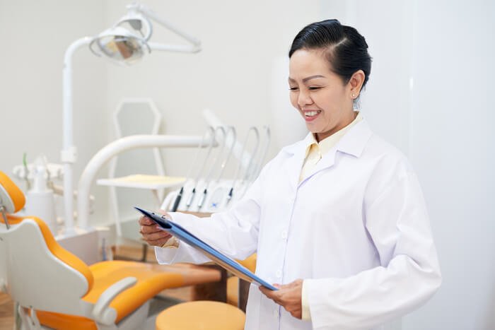 curriculo dentista mulher sorrindo papel mao