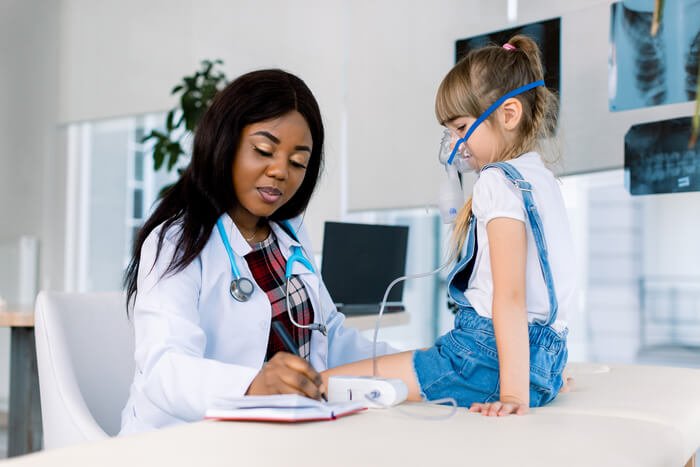 medicos sem fronteiras medica crianca