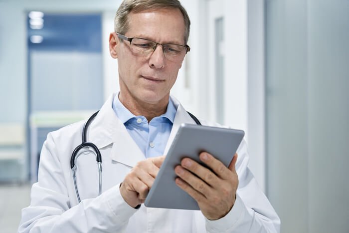 saude digital medico tablet