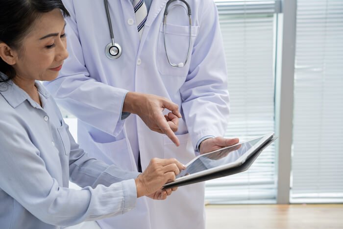 saude digital medicos discutindo tablet