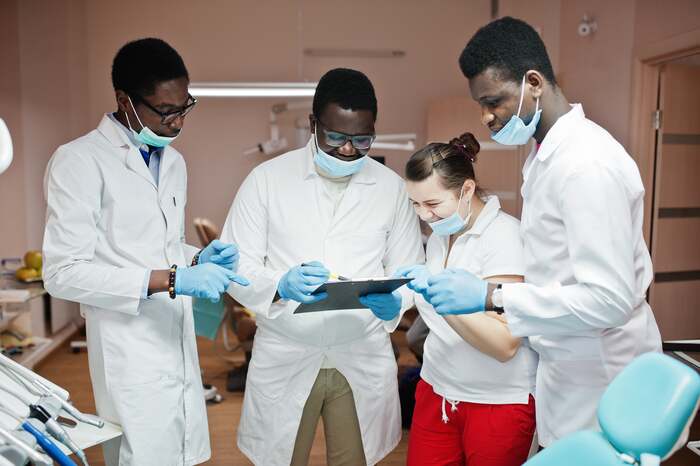 mercado de trabalho odontologia dentistas conversando