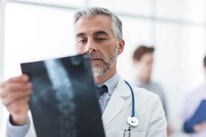 quanto ganha radiologista medico olhando exame