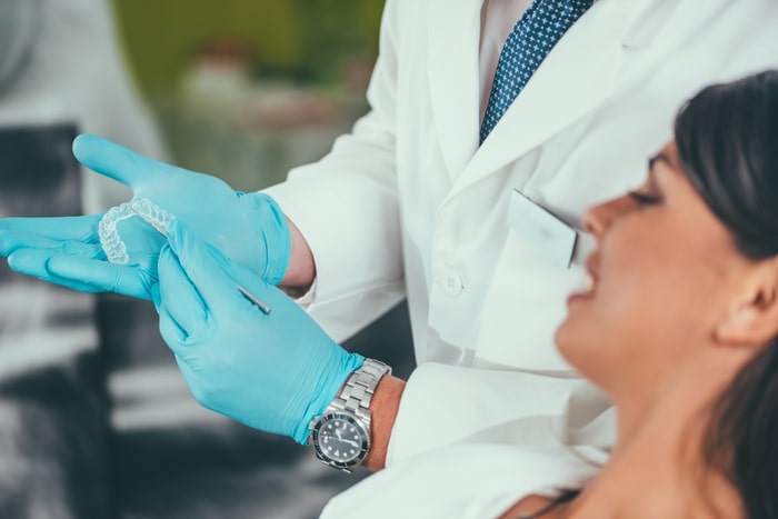 odontologia estetica dentista mostrando aparelho