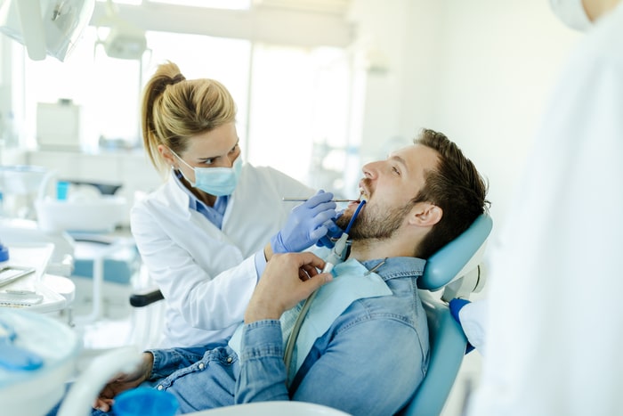 odontologia estetica dentista paciente homem