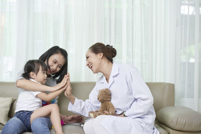 pediatria medica mae e menina