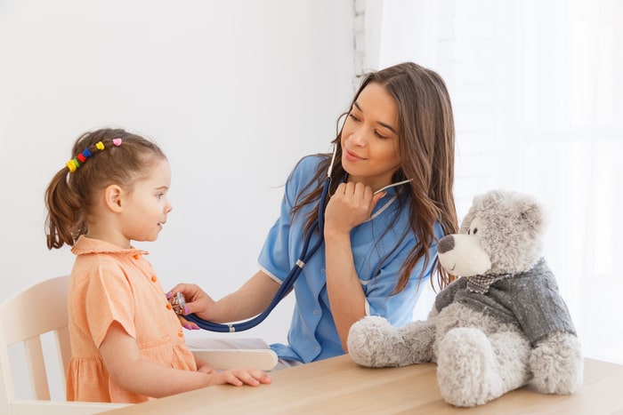 pediatria medico conversando com menina