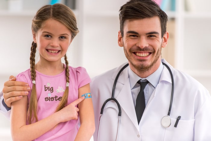 pediatria medico e menina