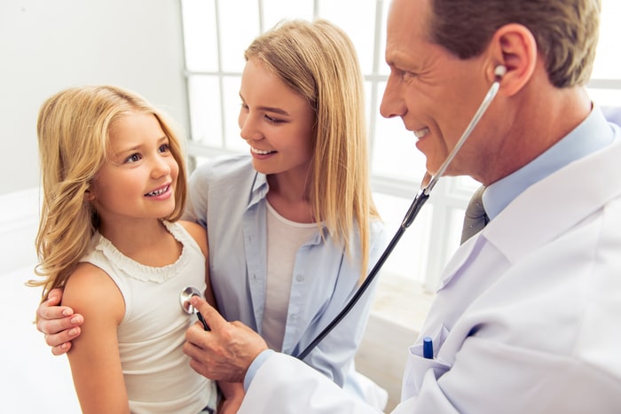 pediatria medico mae e menina consultando