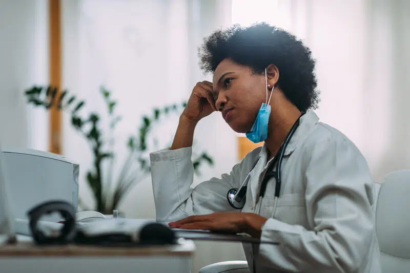 jornada de trabalho dos médicos cansaço