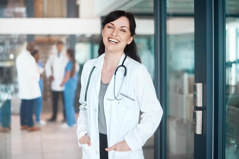 mercado de trabalho da medicina medica sorrindo