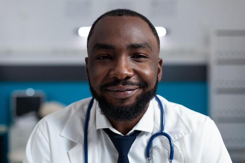 mercado de trabalho da medicina medico sorrindo