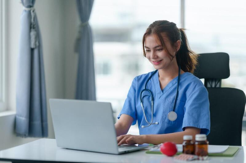 melhores profissoes na area da saude medica sorrindo